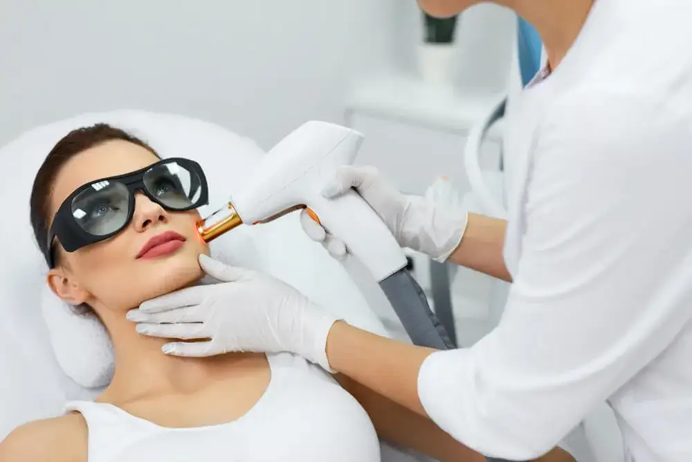 Ile trwa zabieg laserem frakcyjnym? Poznaj czas i ważne szczegóły