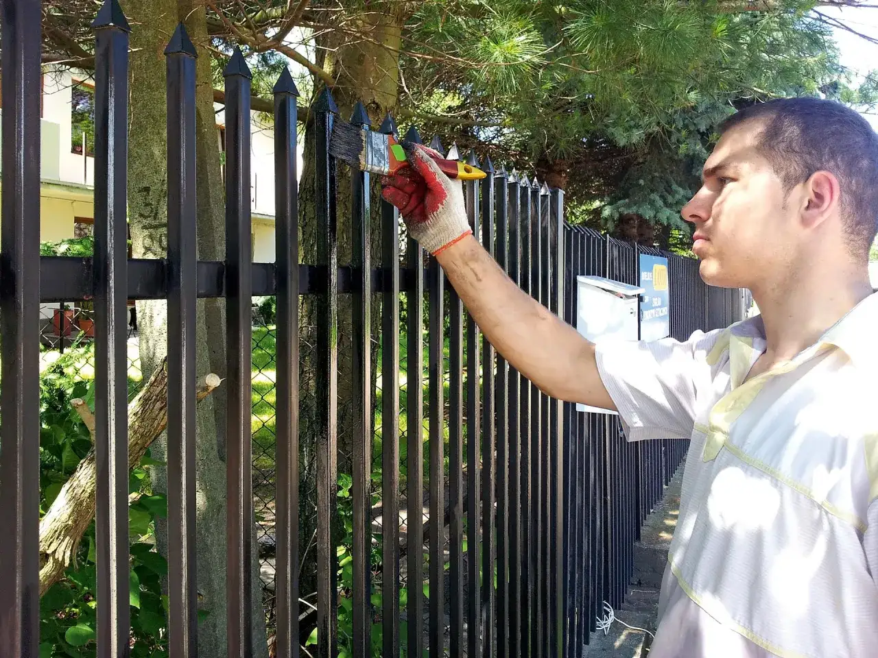 Skuteczne sposoby na to, czym wyczyścić metalowe ogrodzenie bez rdzy