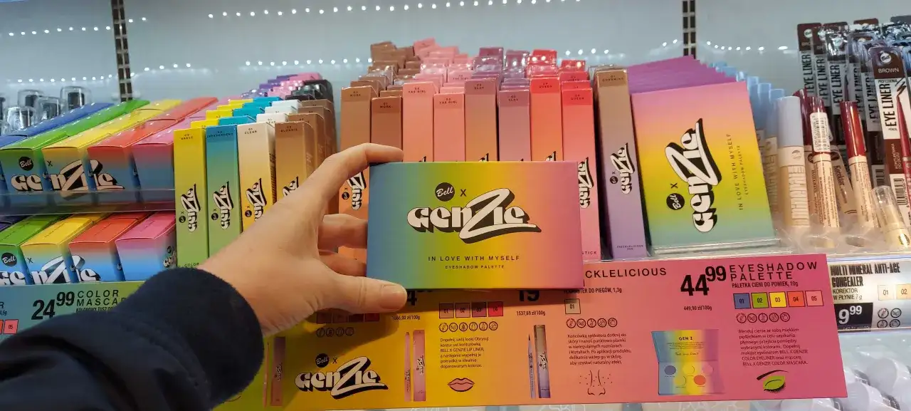 Paletka cieni Bell x Gen Z kosztuje 44,99 zł. W tle kolorowe tusze do rzęs i inne kosmetyki.