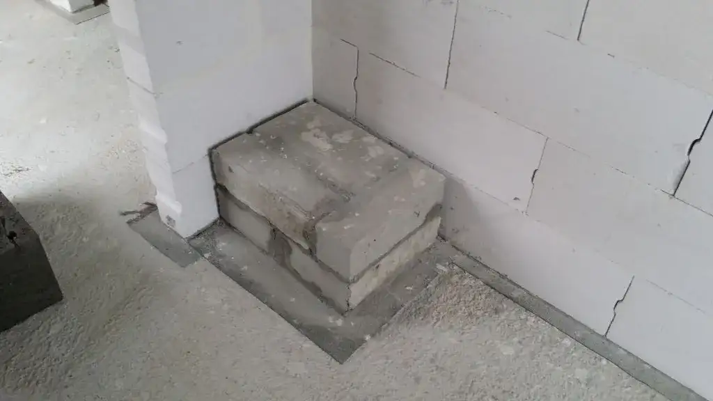 Jaki fundament pod komin systemowy? Uniknij najczęstszych błędów