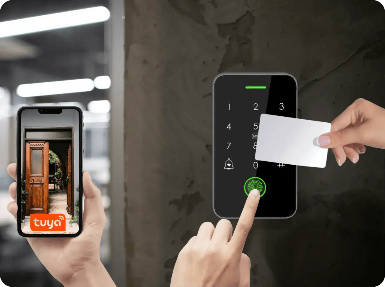 Dwa telefony z aplikacją Tuya Smart: jeden pokazuje otwarte drzwi, drugi służy do odblokowania dostępu kartą i odciskiem palca.