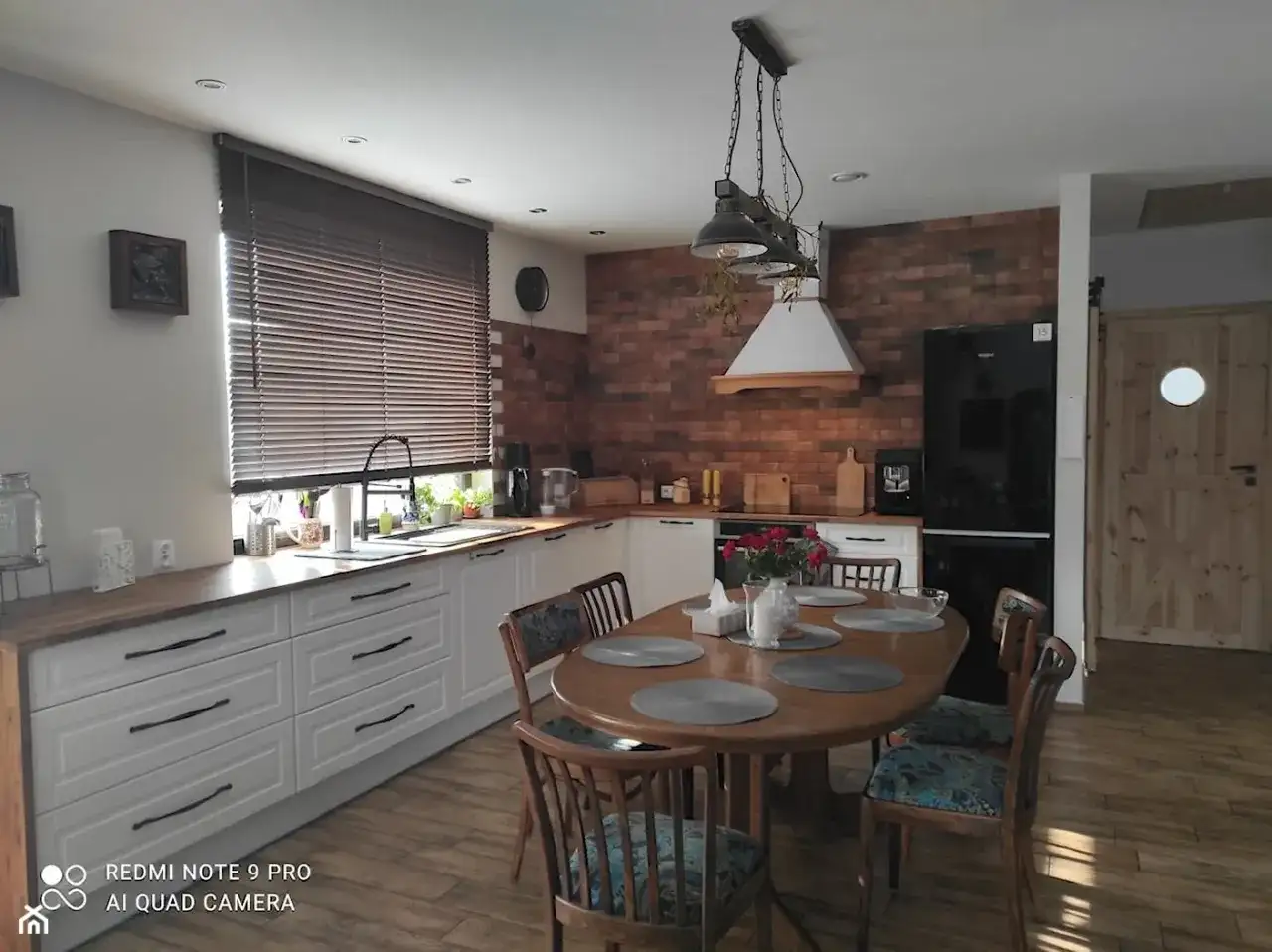 5 skutecznych sposobów jak ukryć rurę od okapu - poradnik dla każdego