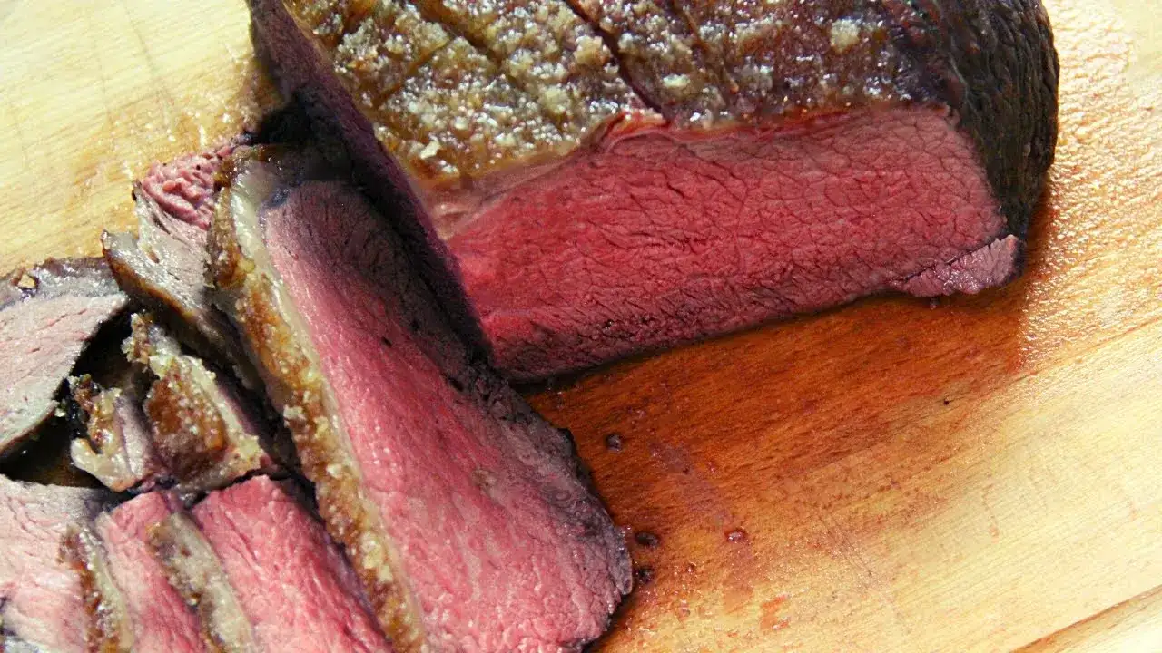Udziec wołowy przepis - Jak upiec, aby zachwycić gości?
