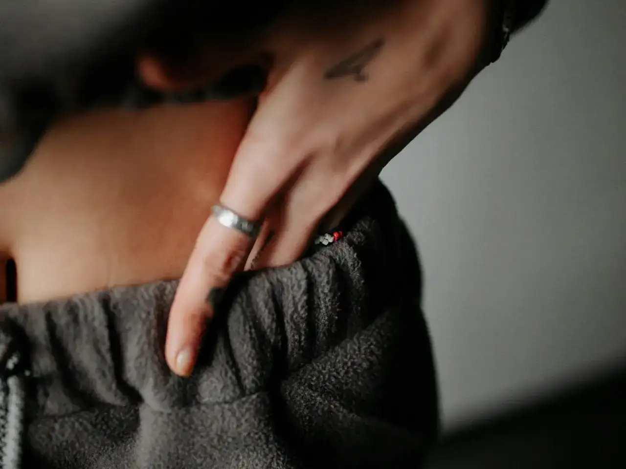 Stylizacje szarych dresów damskich, które zachwycą każdego dnia