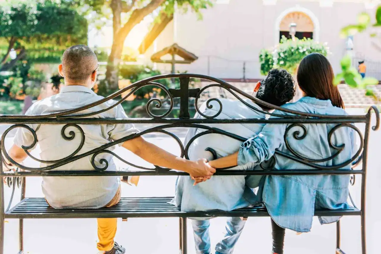 Z kim zdradzają żony i dlaczego? Analiza przyczyn i statystyk zdrady