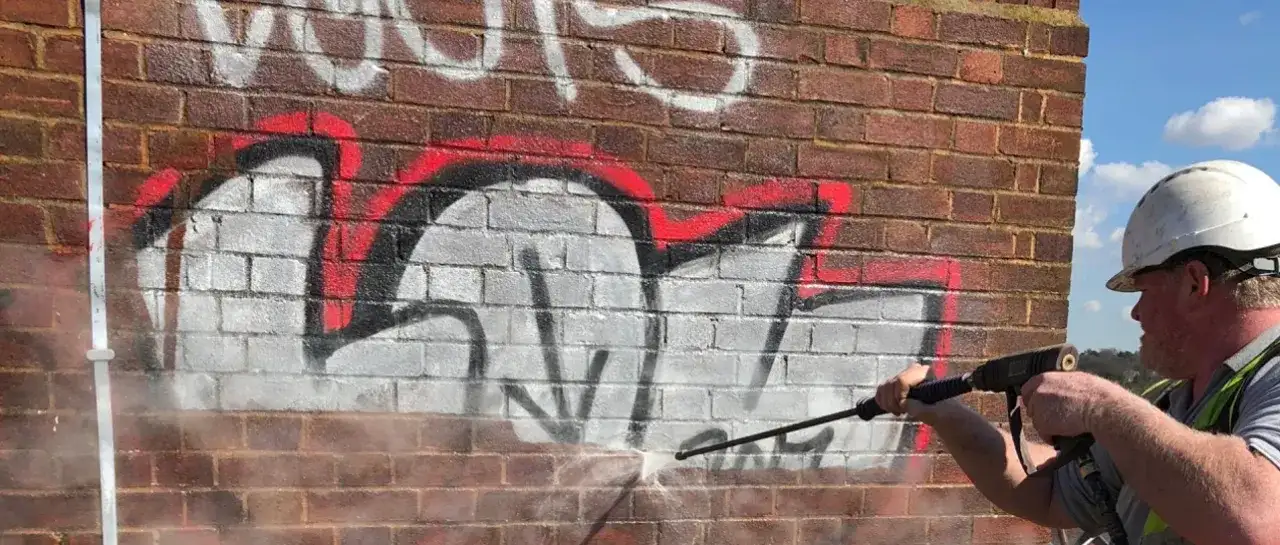 Skuteczne sposoby jak usunąć graffiti z elewacji: 5 sprawdzonych metod