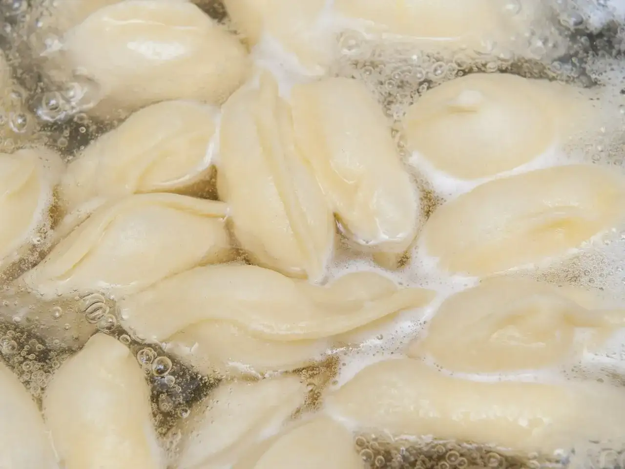 Jak ugotować pierogi? Delikatne pierożki unoszą się na wodzie, gotując się do perfekcji.