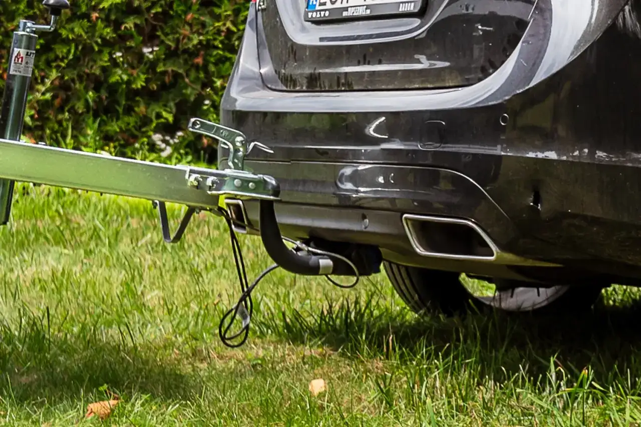 Fabryczny hak nie wbity w dowód, gotowy do podłączenia przyczepy. Widoczny zaczep i przewód bezpieczeństwa.