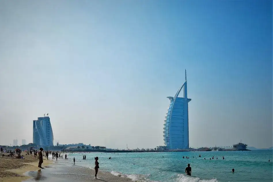 Czy w Emiratach jest bezpiecznie? Odkryj prawdę o bezpieczeństwie