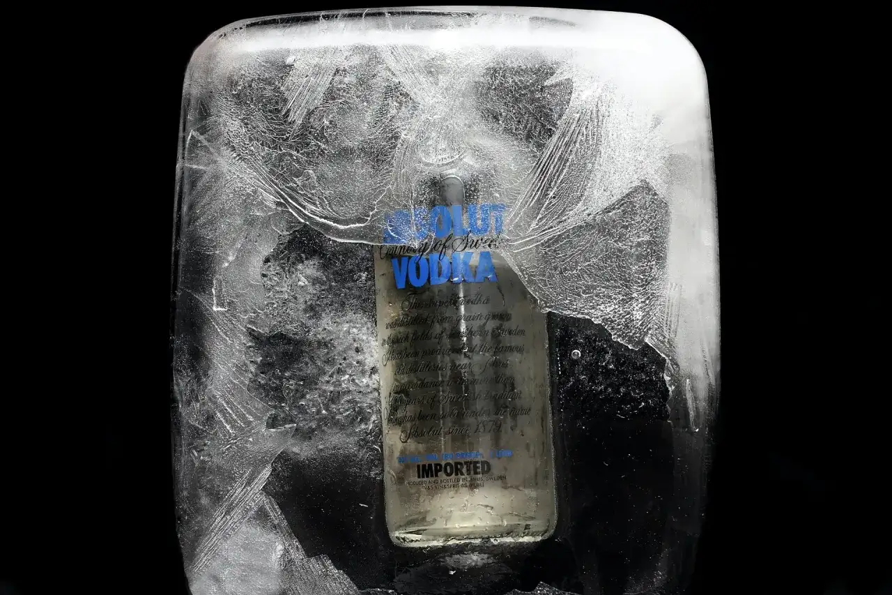 Wódka w zamrażarce: Dlaczego 40% nie zamarza w Twoim domu?