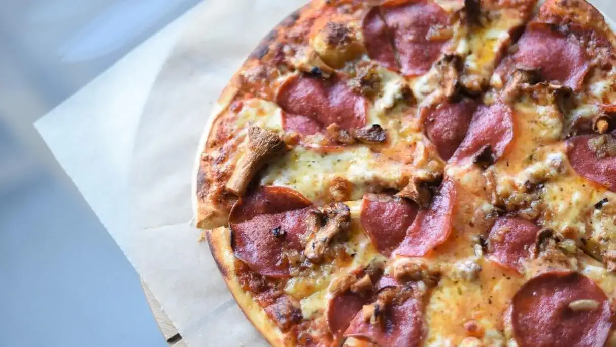 Jaką szynkę do pizzy wybrać, aby uniknąć przeciętnego smaku?