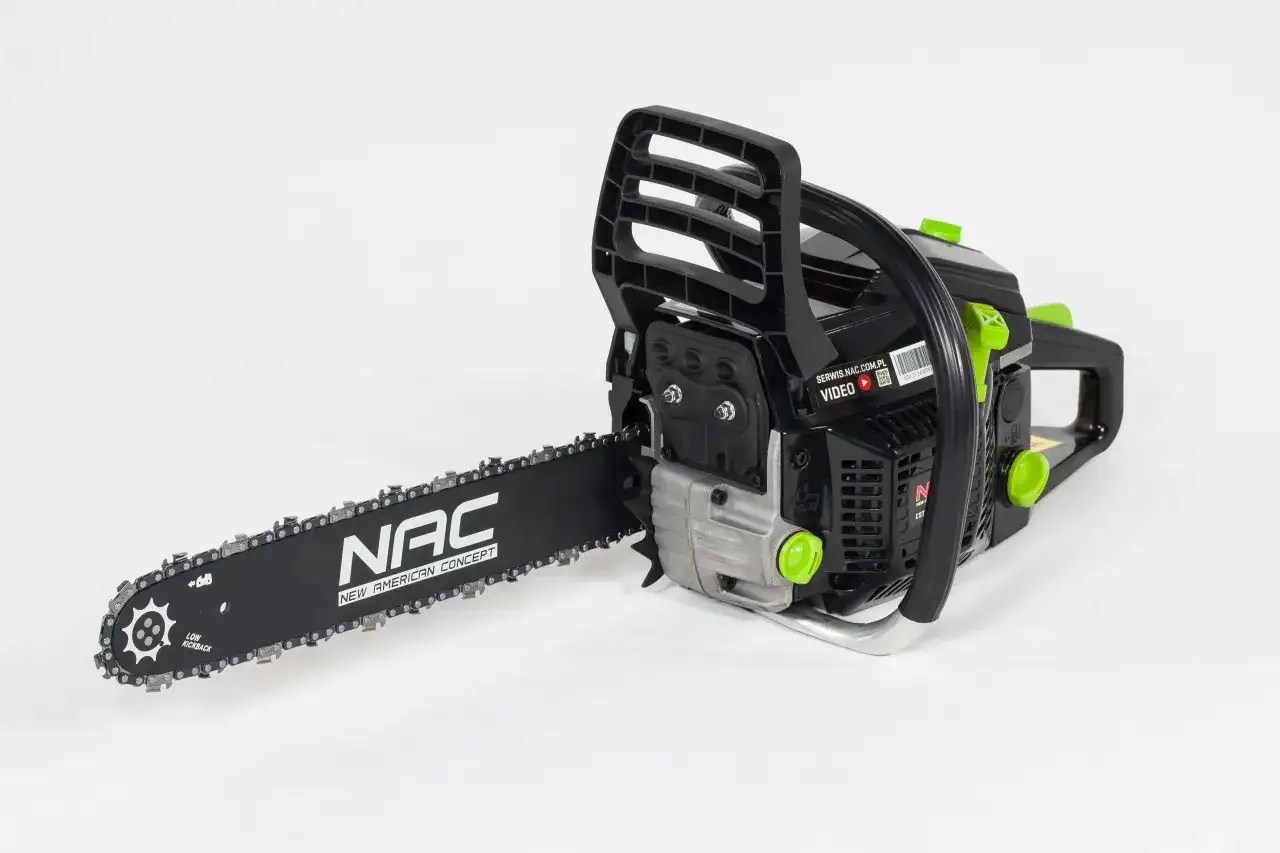 Nowa piła łańcuchowa NAC z zielonymi akcentami. Na prowadnicy logo NAC. Na obudowie kod kreskowy i napis "SERWIS.NAC.COM.PL VIDEO". Sprawdź, jak sprawdzić rok produkcji pilarki.