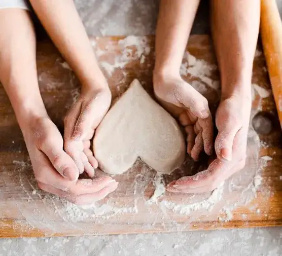 Jak zrobić klej z mąki – prosty przepis na bezpieczny i ekologiczny klej