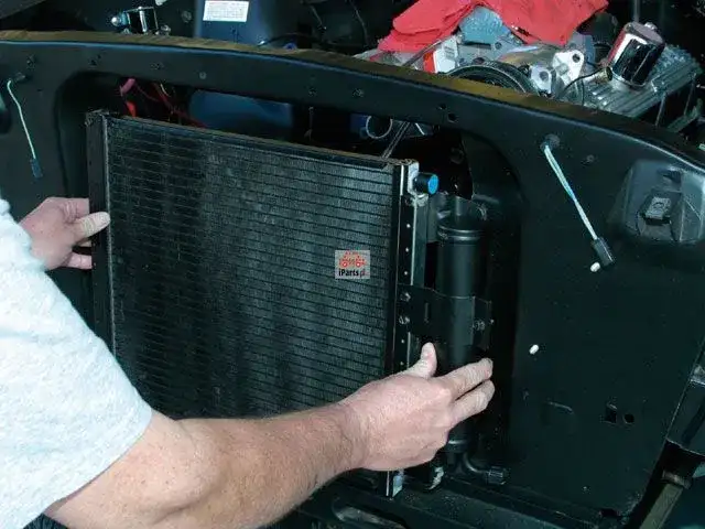 Uszkodzona chłodnica klimatyzacji? Objawy, koszty, co robić dalej!