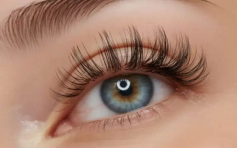 Sztuczne rzęsy: Jak długo się trzymają i jak wydłużyć ich życie?