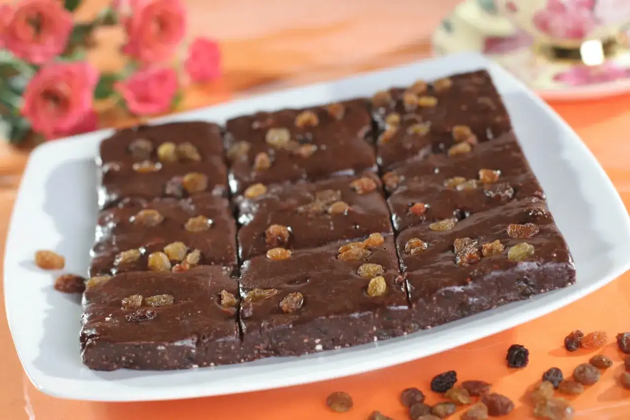 Jak zrobić idealną polewę czekoladową? Przepisy i sekrety