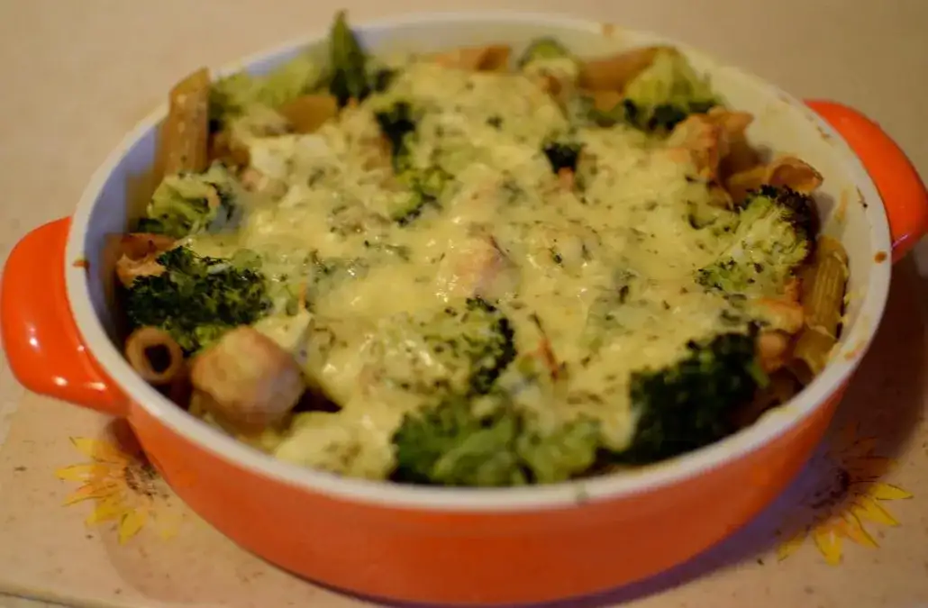 Zdrowa zapiekanka z brokułami, kalafiorem i kurczakiem fit na obiad