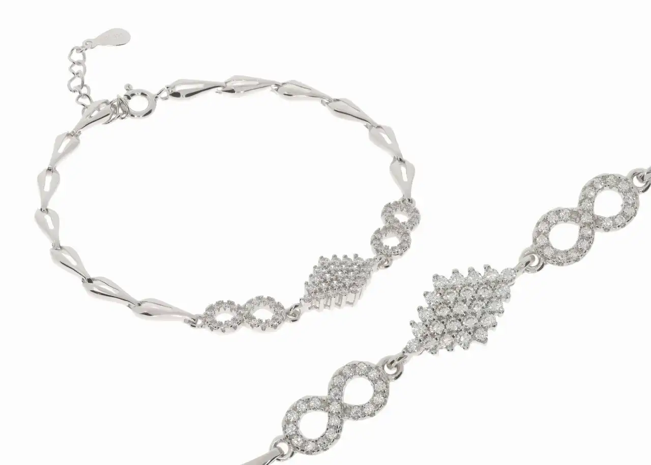 Ile kosztuje srebrna bransoletka? Sprawdź ceny i porównaj modele