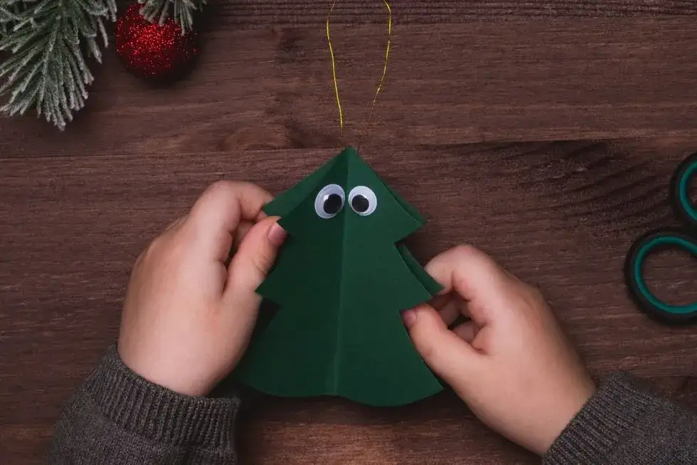 Jak zrobić choinkę z kartonu - proste pomysły na świąteczną dekorację