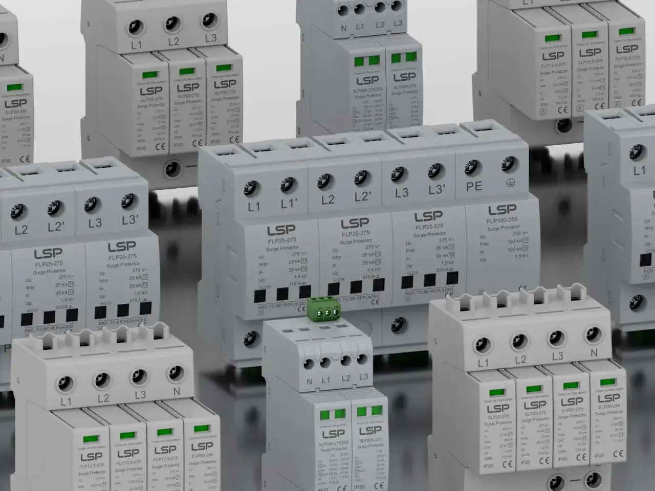 Zabezpieczenie przepięciowe 3 fazowe LSP chroni instalację przed wyładowaniami. Wiele modułów z oznaczeniami L1, L2, L3, N.