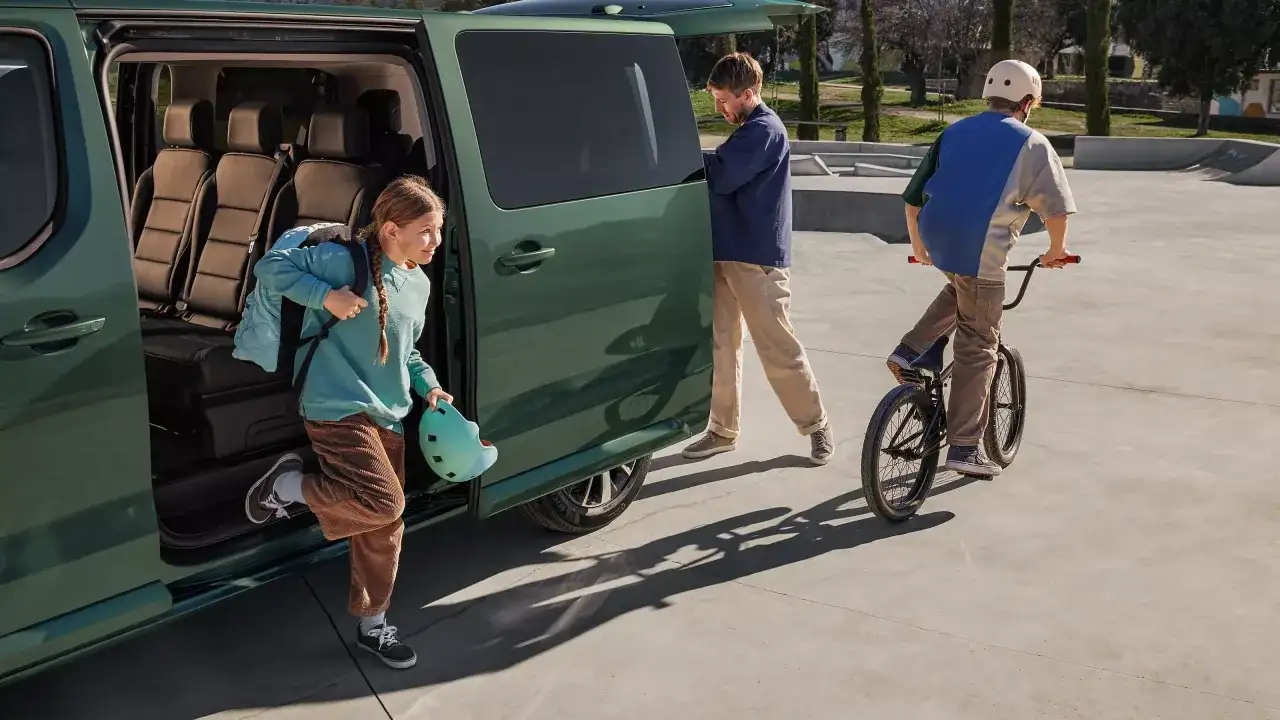 Dzieci wysiadają z zielonego vana, gotowe na skatepark. Czy opiekun osoby niepełnosprawnej płaci za bilet, by móc im towarzyszyć?