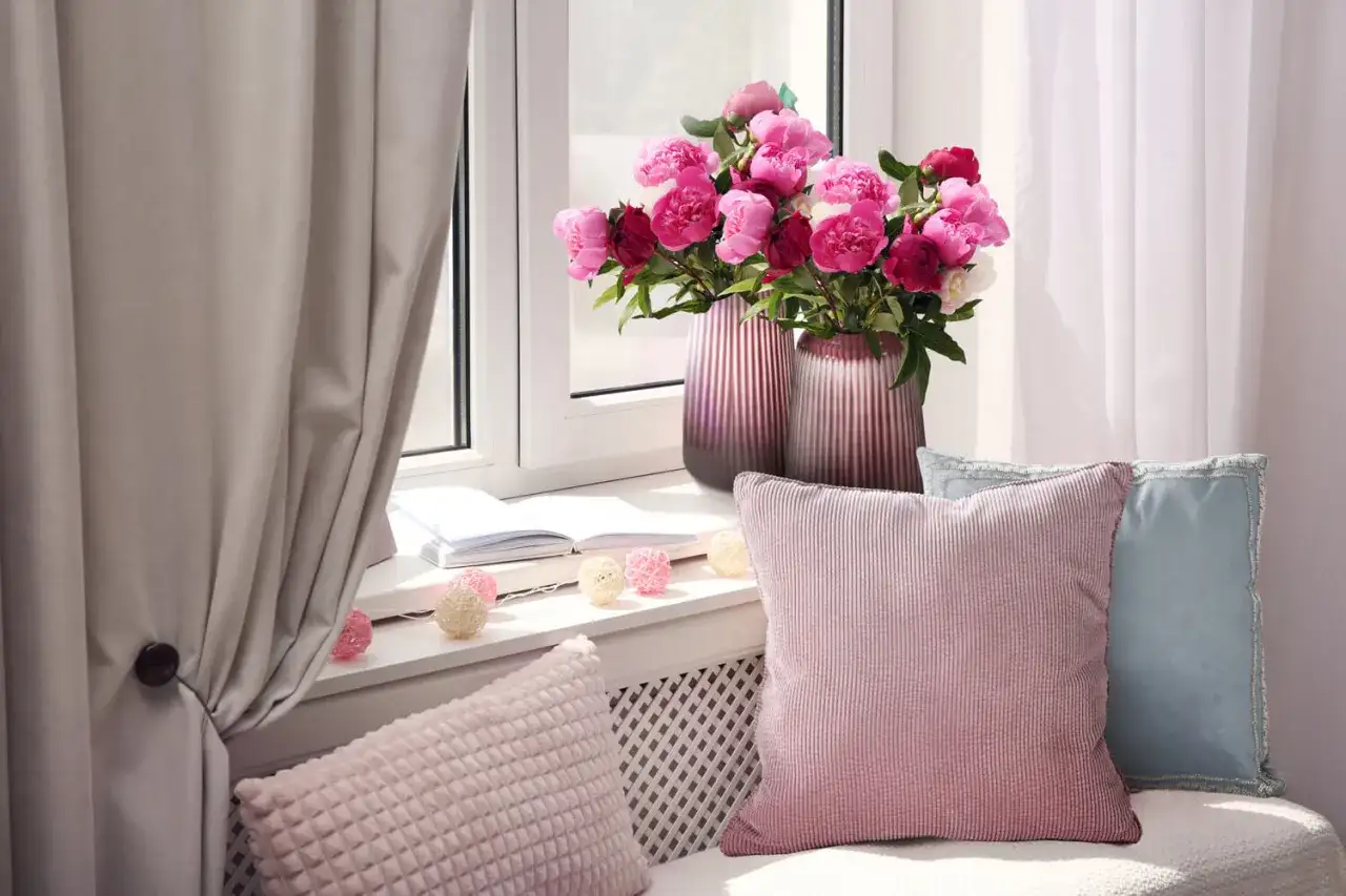 Jak udekorować parapet, aby stworzyć przytulną i stylową przestrzeń