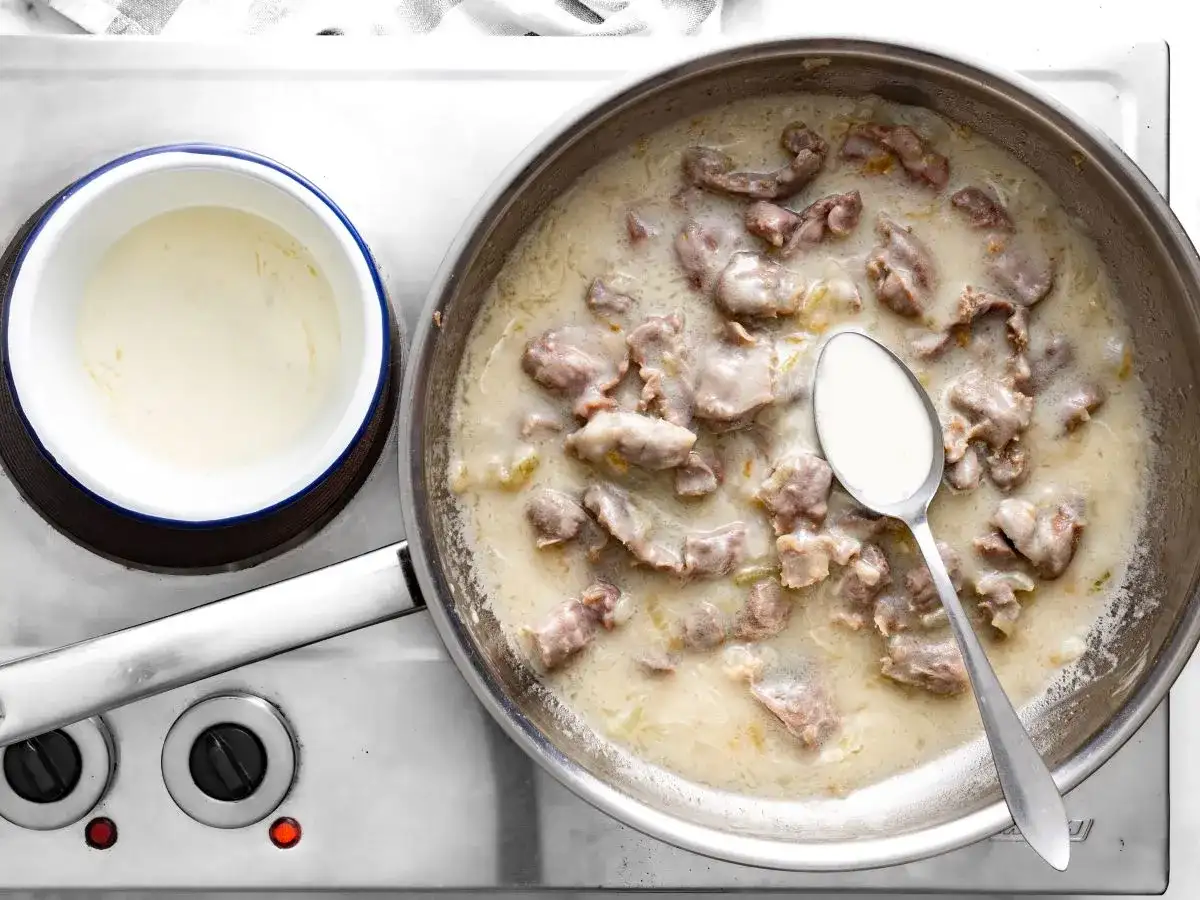 Gulasz z żołądków drobiowych, kremowy sos, łyżka śmietany. Bardzo dobry przepis na to danie.