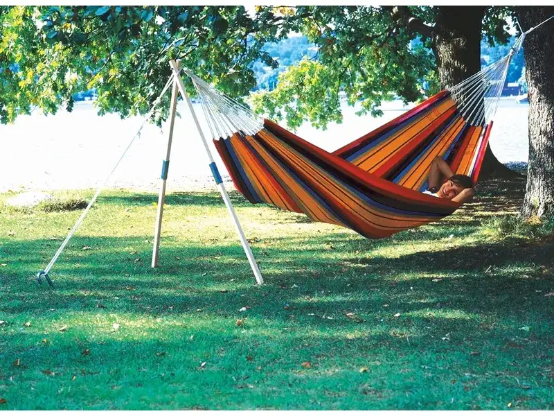 Słupki do hamaka: Jak zamontować bezpiecznie? 4 metody