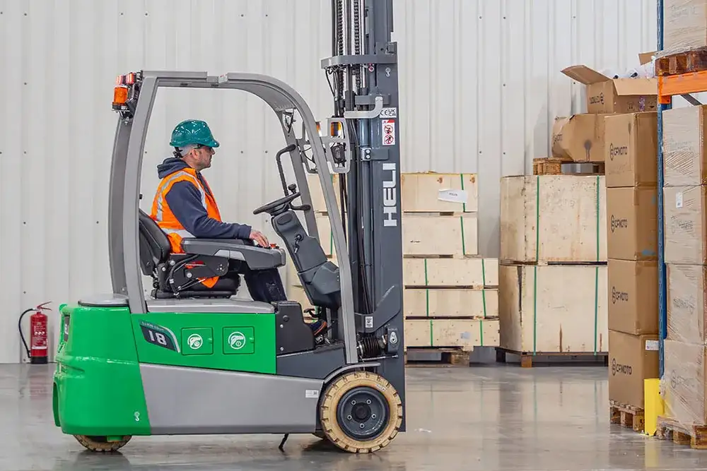 Jak bezpiecznie przewieźć wózek widłowy? Kluczowe zasady transportu sprzętu