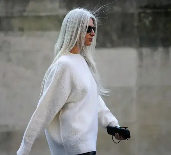 Włosy cieniowane od góry: Komu pasuje i jak stylizować ten trend?