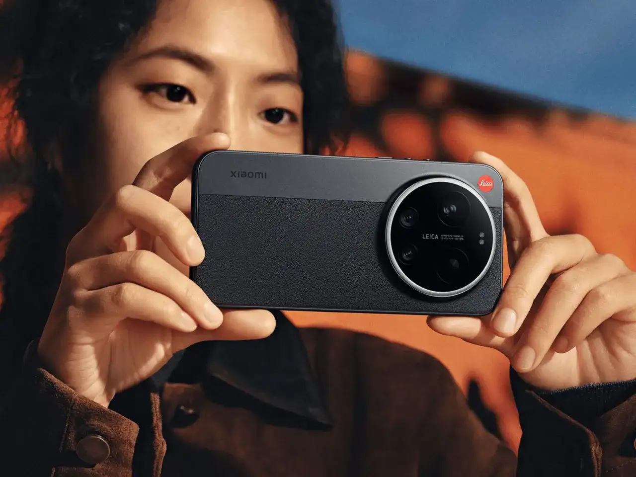 Osoba trzyma smartfon Xiaomi 17 Ultra z charakterystycznym modułem aparatów Leica.