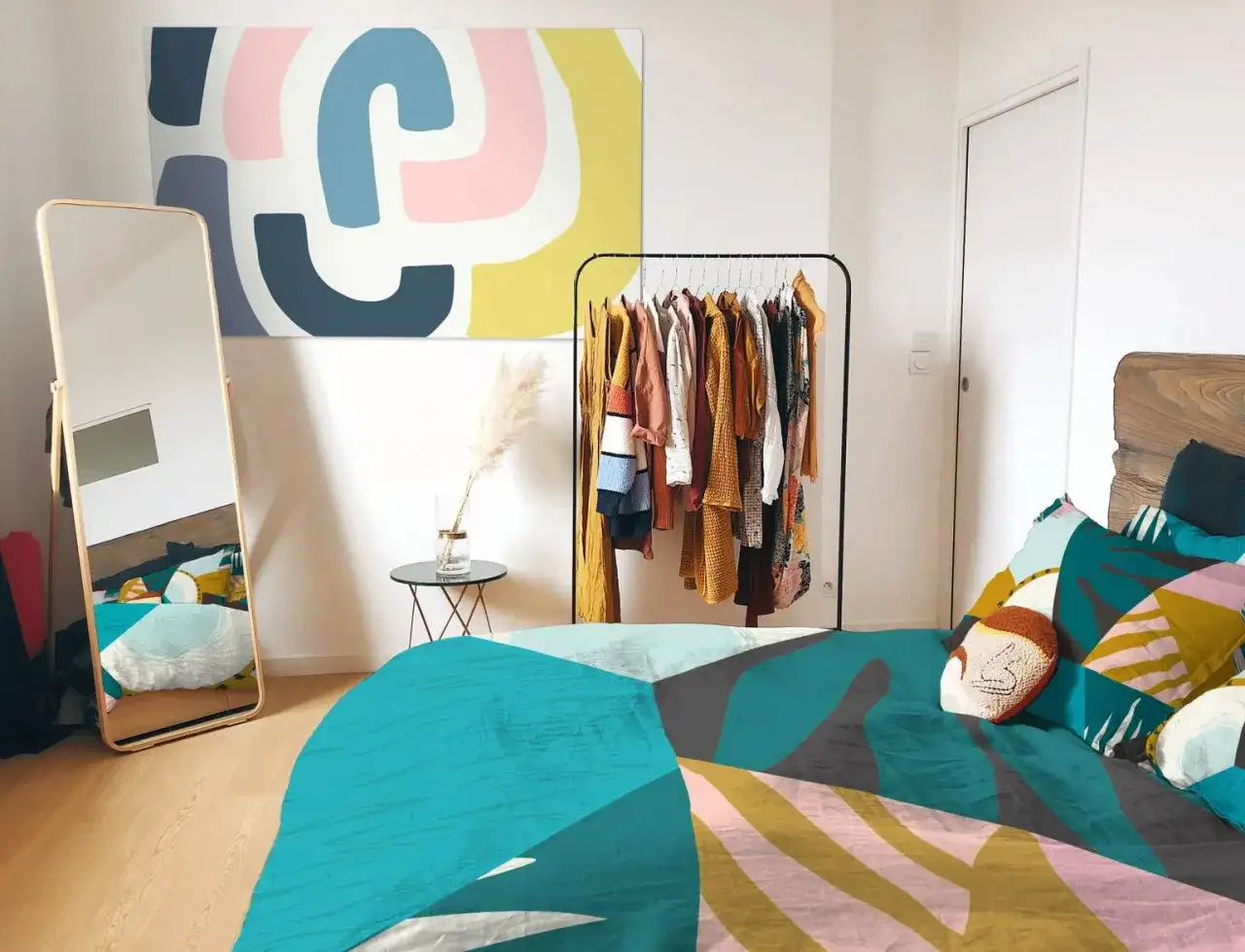 Jak wydzielić garderobę w sypialni: 8 praktycznych sposobów