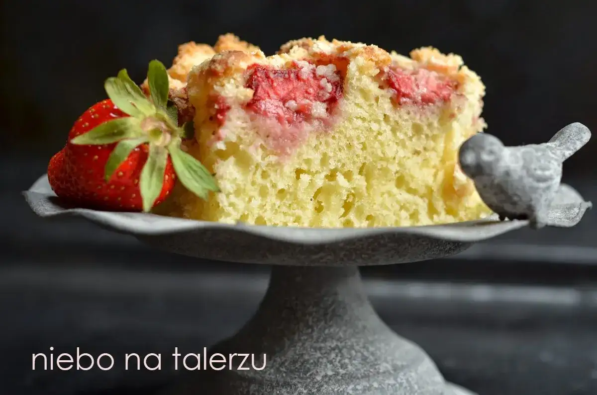 Co sprawia, że placek z truskawkami na maślance jest tak soczysty?