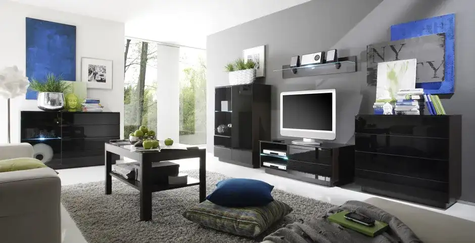 Jakie dodatki do ciemnych mebli w salonie, by stworzyć przytulność?