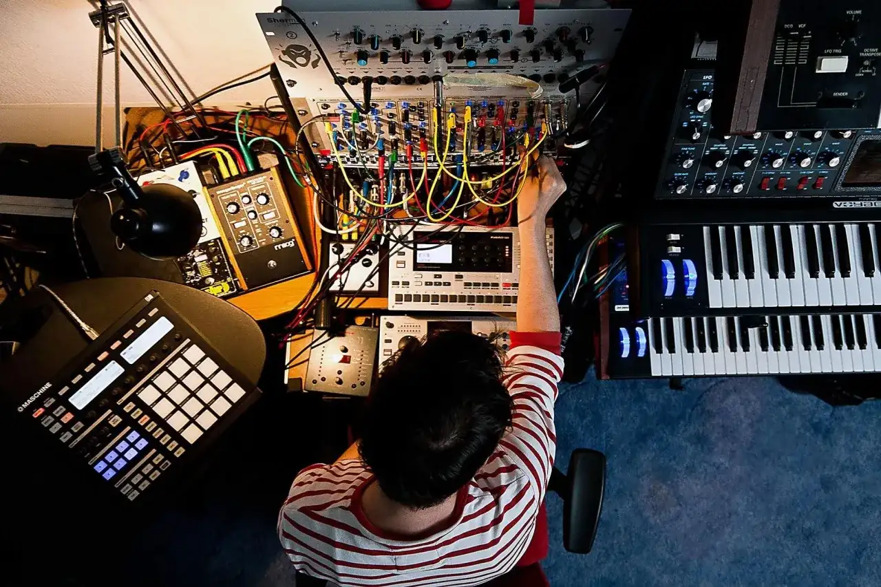 Produkcja muzyki elektronicznej: Od zera do utworu w domu!