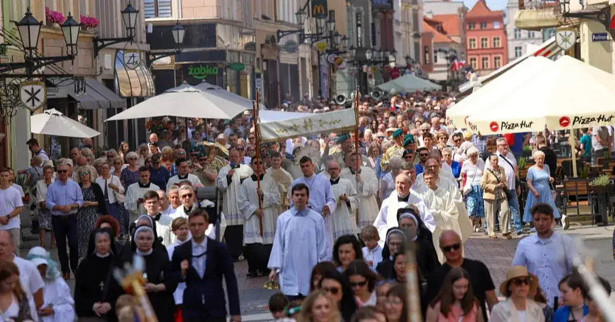 O której jest suma w kościele? Sprawdź godziny mszy w Twojej parafii