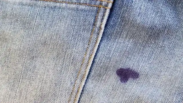 Skuteczne metody, jak usunąć klej ze spodni bez uszkodzeń tkaniny