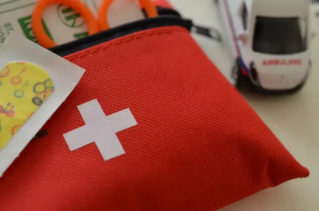 Apteczki w szkole: Czy Twoja placówka spełnia wymogi?