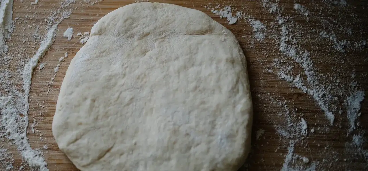 Czy ciasto na pizzę można trzymać w lodówce? Sprawdź, jak to zrobić!