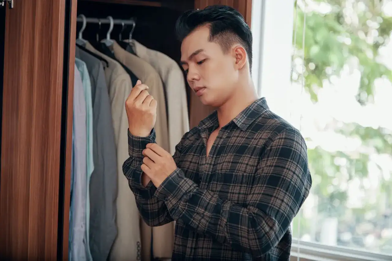 Jak bezpiecznie przechowywać ubrania na strychu? Poradnik eksperta