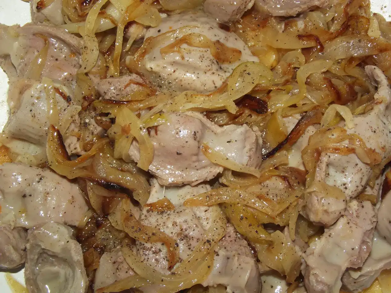 Jak zrobić żołądki drobiowe z cebulką - prosty przepis na smaczne danie