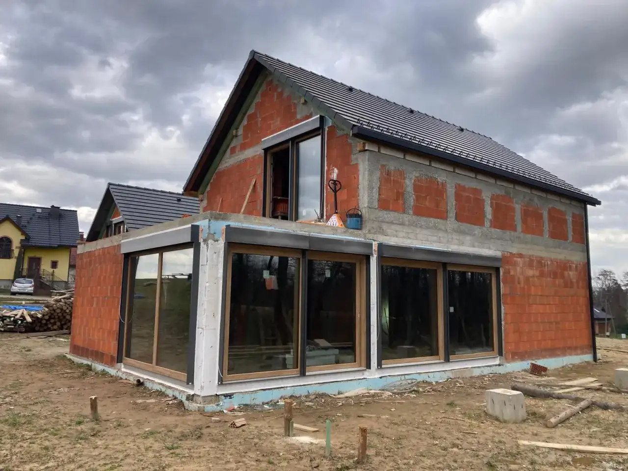 Dom drewniany czy murowany? Porównanie kosztów, trwałości i komfortu