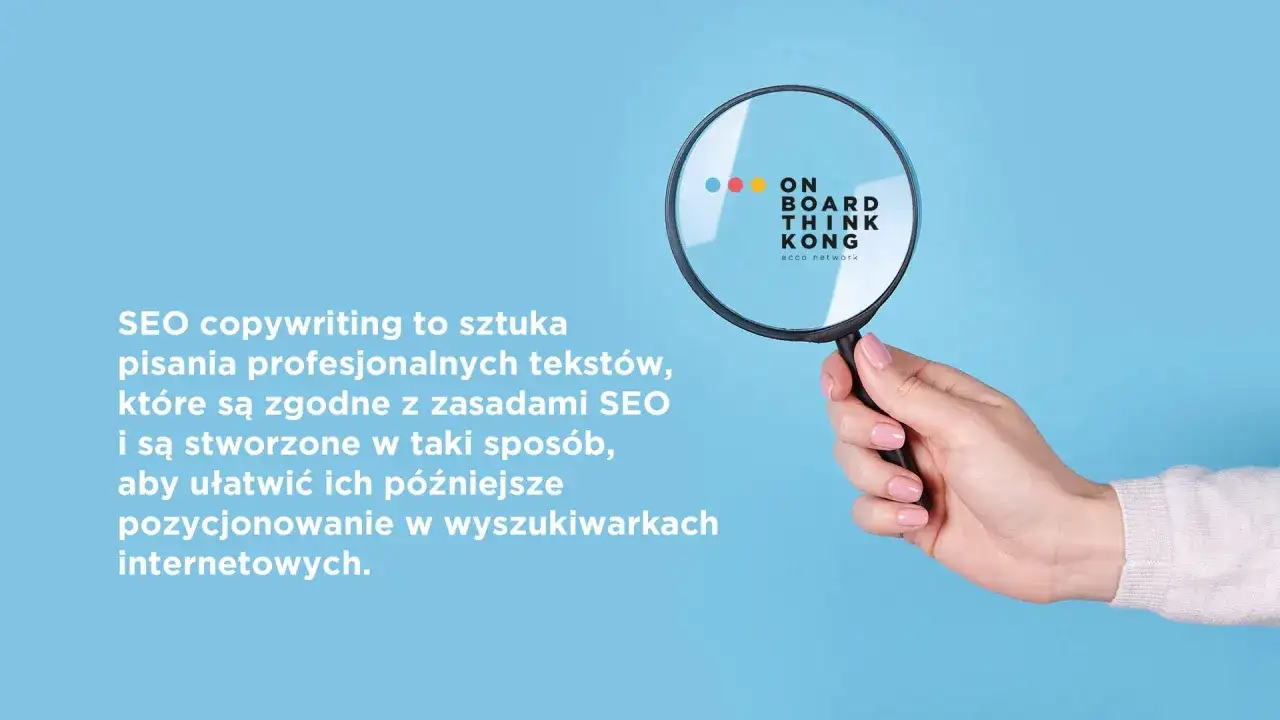 Dłoń z lupą bada tekst o SEO copywriting, podkreślając jego znaczenie dla pozycjonowania w wyszukiwarkach.