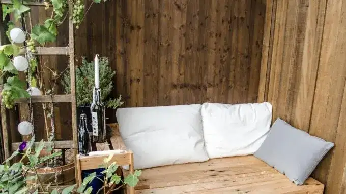 Czym malować meble z palet, aby uniknąć błędów i uzyskać efekt?