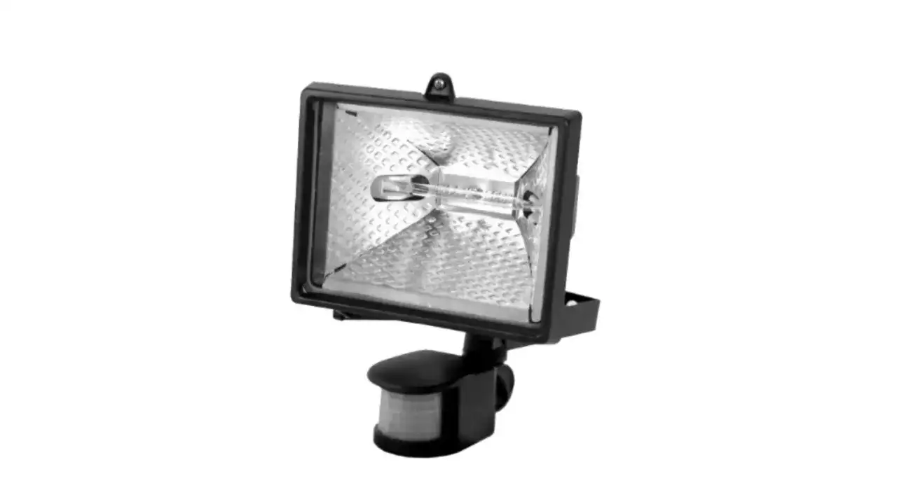 Czarny halogen z czujnikiem ruchu, gotowy do montażu. Dowiedz się, jak podłączyć halogen z czujnikiem ruchu, by zapewnić bezpieczeństwo.