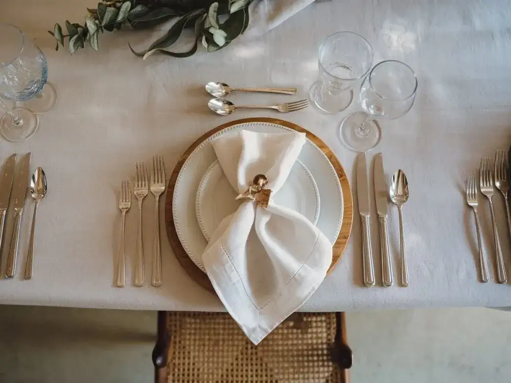 Jak kłaść serwetki na stole, aby zachwycić gości i uniknąć faux pas