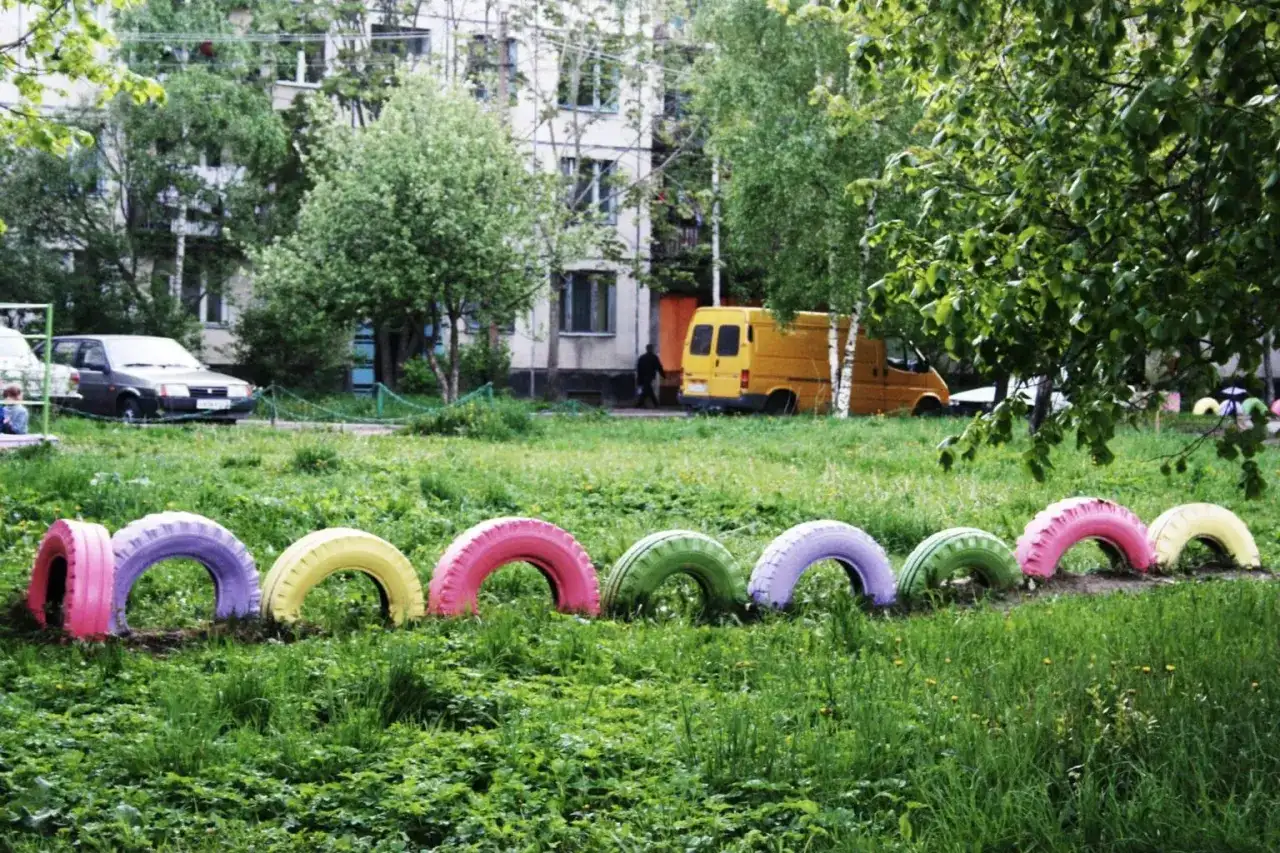 Jaką farbą pomalować opony na ogród, aby były trwałe i bezpieczne dla roślin?