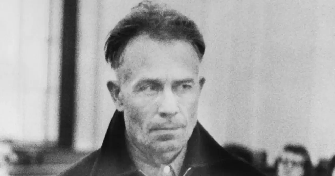 Portret Eda Geina, seryjnego mordercy, którego zbrodnie inspirowały horrory. Jego ofiary stały się częścią jego mrocznego świata.