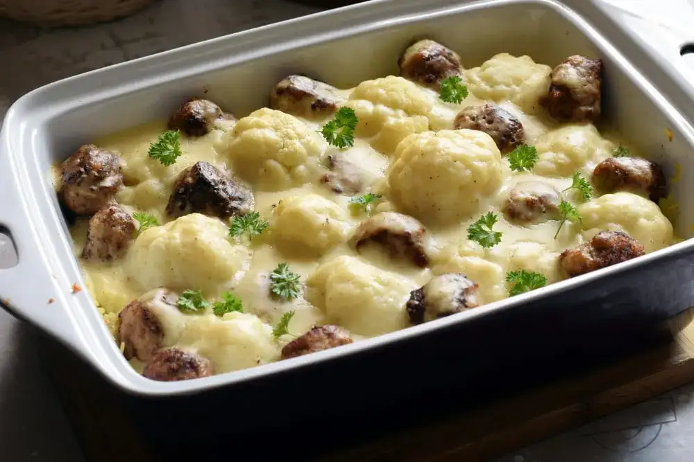 Prosta zapiekanka z kalafiorem i ziemniakami i serem, którą pokochasz