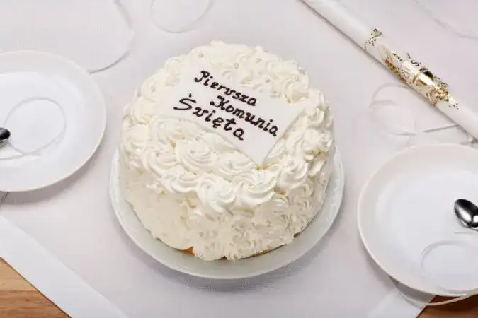 Smak tortu komunijnego: Jak pogodzić gusta dziecka i gości?